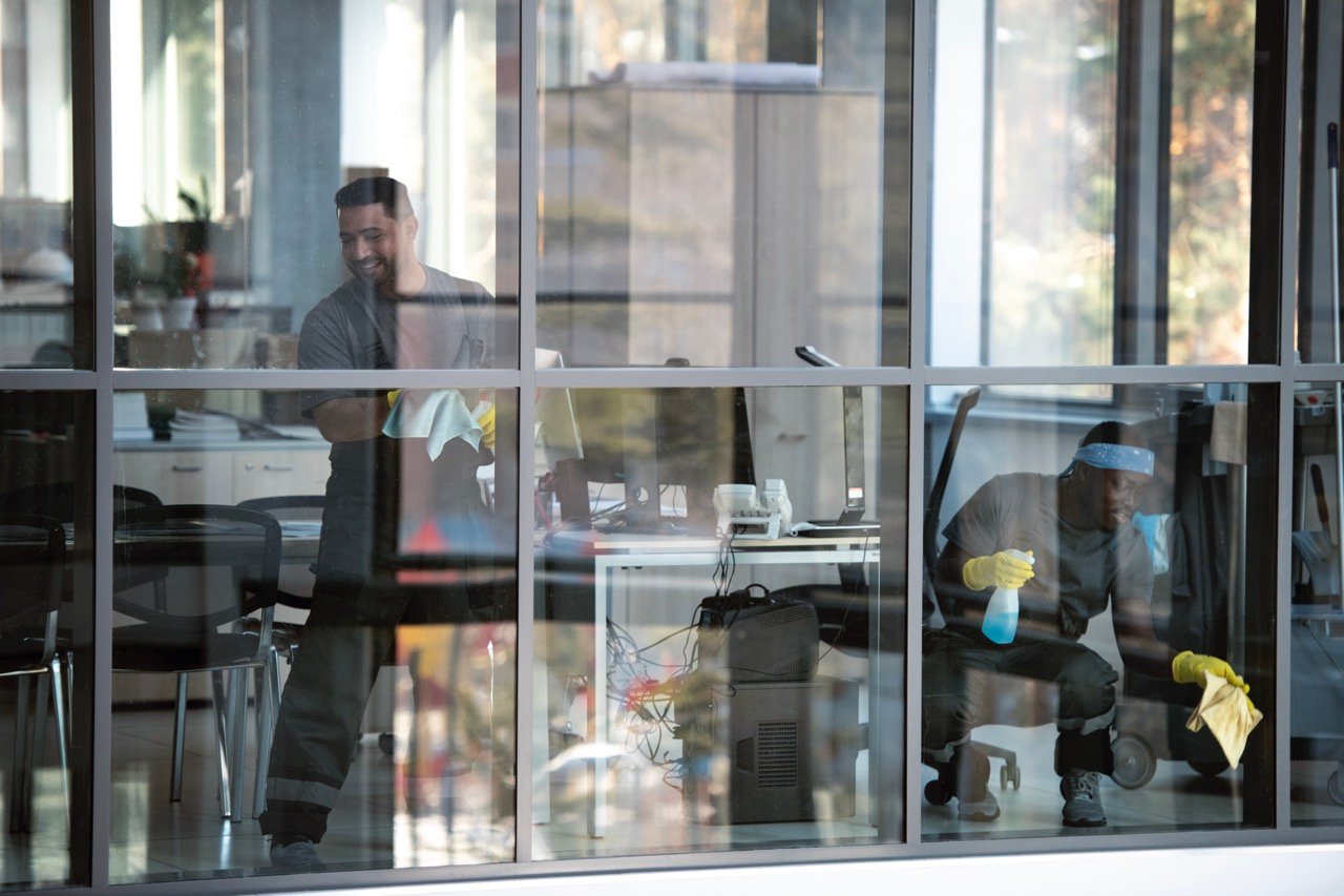 full-shot-smiley-man-cleaning-window Large